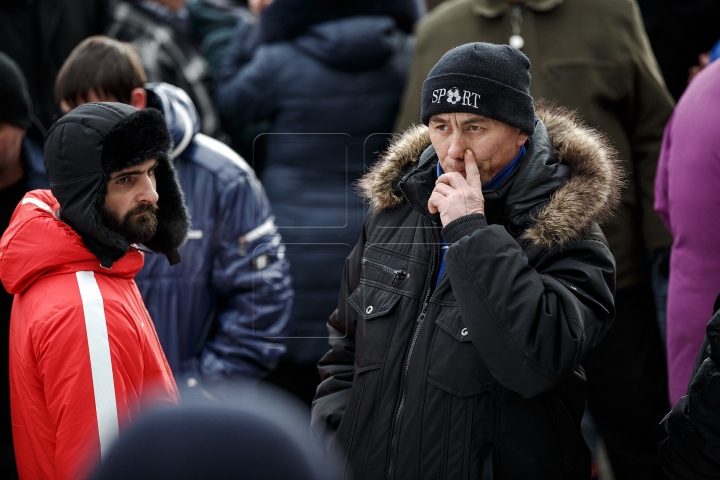 Protestatarii au făcut presiuni la televiziunea naţională (FOTOREPORT)