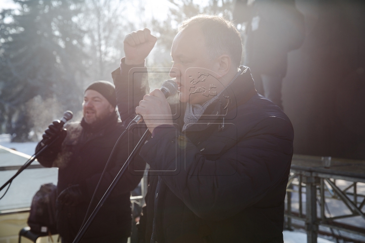 A doua zi de proteste în Chișinău. Usatîi, Dodon şi Năstase s-au unit (FOTOREPORT)