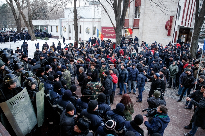 FOTOREPORT: PROTESTE ÎN FAȚA PARLAMENTULUI 20 ianuarie 2016