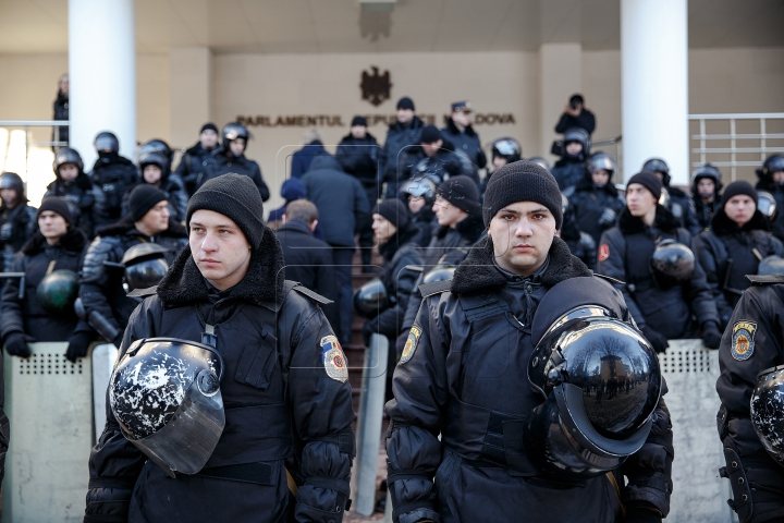 FOTOREPORT: PROTESTE ÎN FAȚA PARLAMENTULUI 20 ianuarie 2016