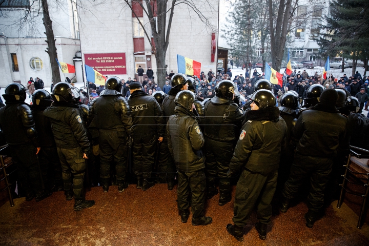 FOTOREPORT: PROTESTE ÎN FAȚA PARLAMENTULUI 20 ianuarie 2016