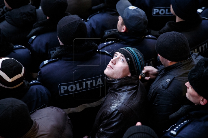 FOTOREPORT: PROTESTE ÎN FAȚA PARLAMENTULUI 20 ianuarie 2016