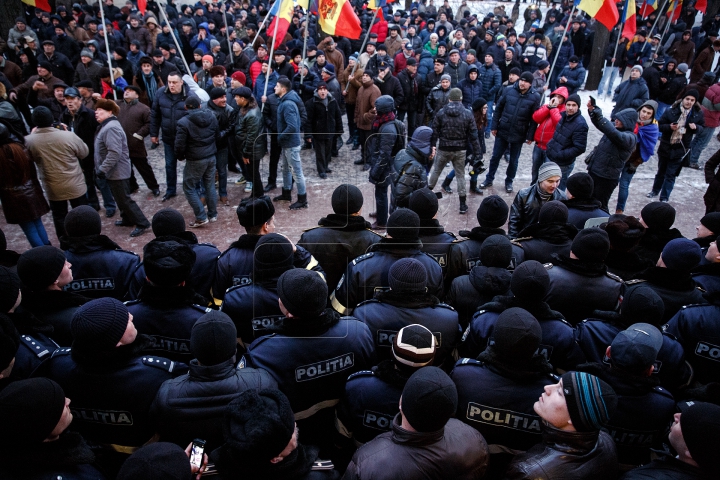 FOTOREPORT: PROTESTE ÎN FAȚA PARLAMENTULUI 20 ianuarie 2016