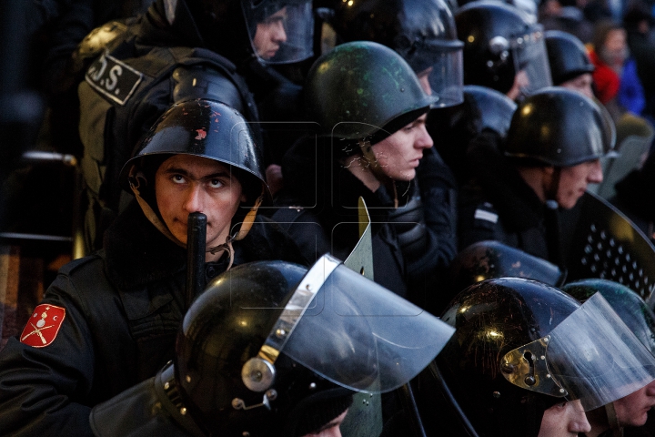 FOTOREPORT: PROTESTE ÎN FAȚA PARLAMENTULUI 20 ianuarie 2016