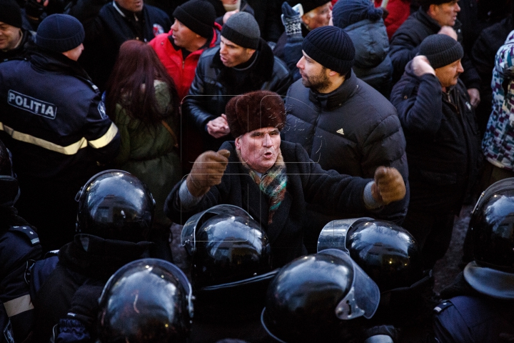 FOTOREPORT: PROTESTE ÎN FAȚA PARLAMENTULUI 20 ianuarie 2016