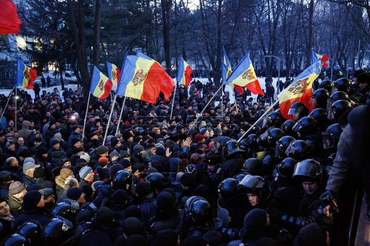 FOTOREPORT: PROTESTE ÎN FAȚA PARLAMENTULUI 20 ianuarie 2016