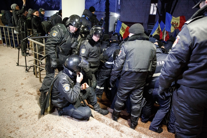 FOTOREPORT: PROTESTE ÎN FAȚA PARLAMENTULUI 20 ianuarie 2016