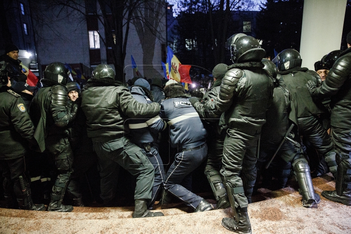 FOTOREPORT: PROTESTE ÎN FAȚA PARLAMENTULUI 20 ianuarie 2016