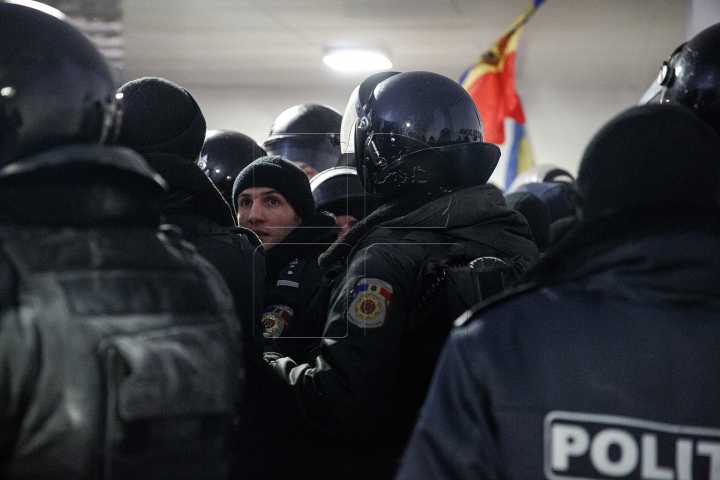 FOTOREPORT: PROTESTE ÎN FAȚA PARLAMENTULUI 20 ianuarie 2016