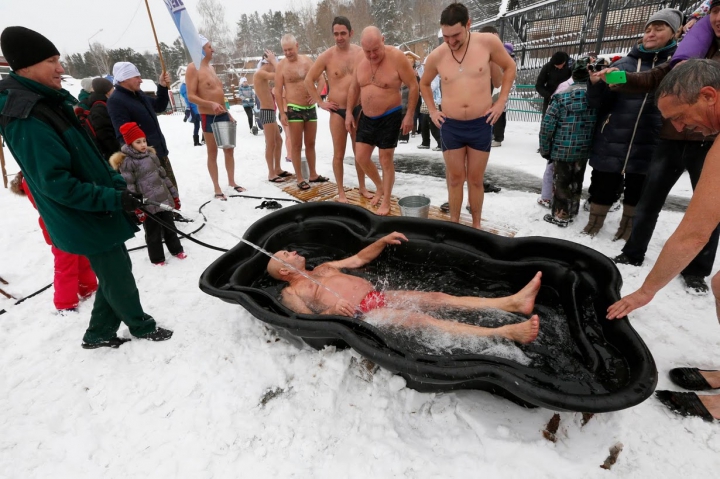 IMAGINI IMPRESIONANTE din gerul siberian. Oamenii se scaldă în râu la -30 de grade Celsius