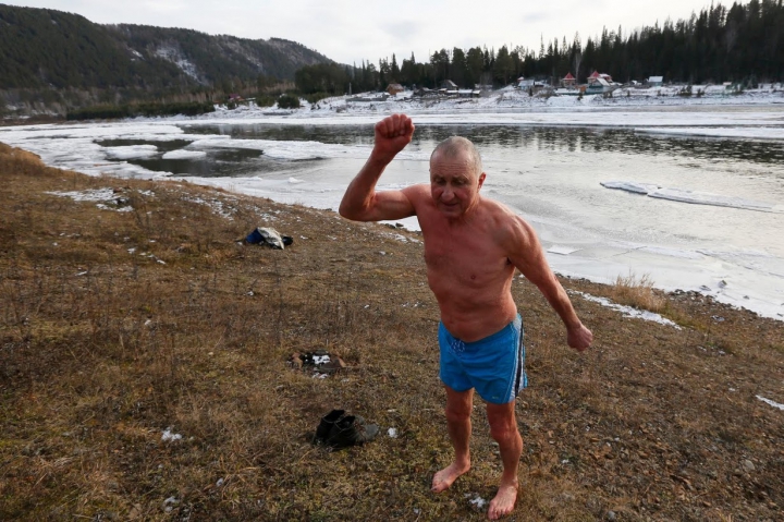 IMAGINI IMPRESIONANTE din gerul siberian. Oamenii se scaldă în râu la -30 de grade Celsius