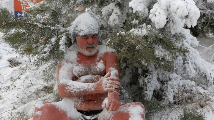 IMAGINI IMPRESIONANTE din gerul siberian. Oamenii se scaldă în râu la -30 de grade Celsius