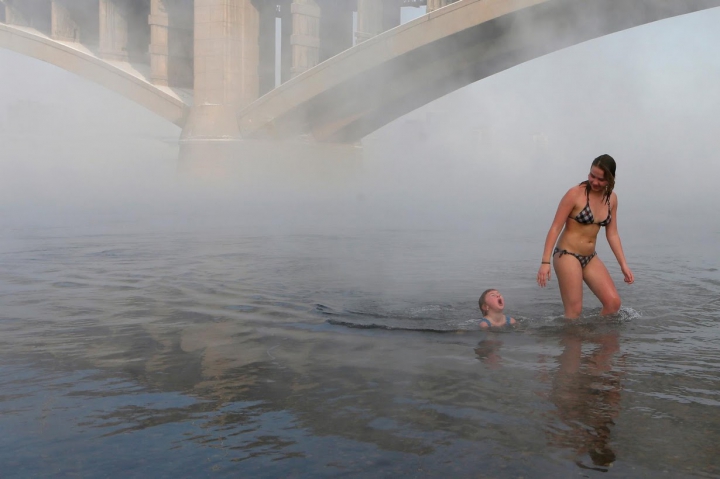 IMAGINI IMPRESIONANTE din gerul siberian. Oamenii se scaldă în râu la -30 de grade Celsius