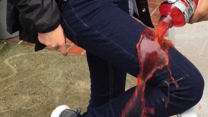 Nu va mai trebui să îţi speli blugii! A fost creat un material care nu se pătează şi nu miroase (VIDEO)