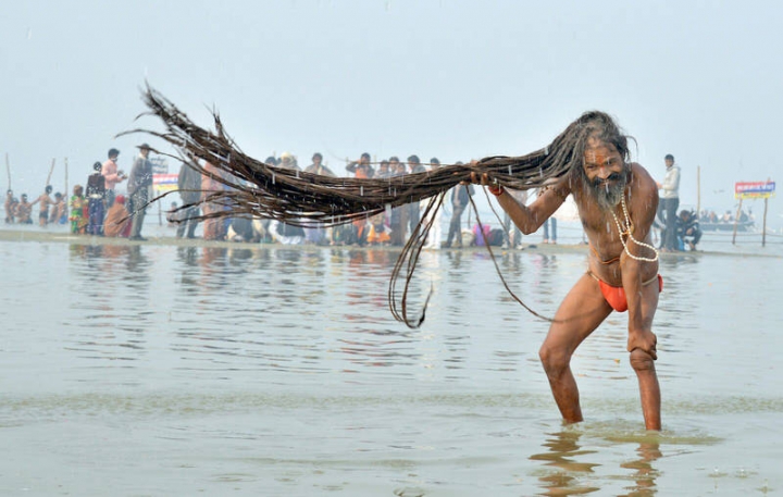 Cum îl poate duce? Un bărbat cu păr LUNG DE TREI METRI, vedeta unui festival din India (FOTO/VIDEO)