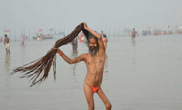 Cum îl poate duce? Un bărbat cu păr LUNG DE TREI METRI, vedeta unui festival din India (FOTO/VIDEO)