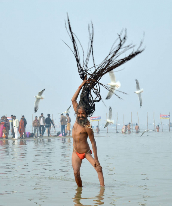 Cum îl poate duce? Un bărbat cu păr LUNG DE TREI METRI, vedeta unui festival din India (FOTO/VIDEO)