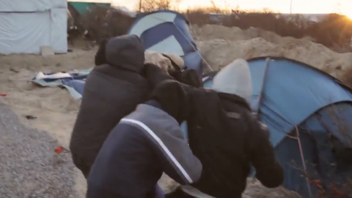 NO COMMENT! Doi jurnaliști olandezi, ATACAȚI de imigranții dintr-o tabără instalată la Calais (VIDEO)