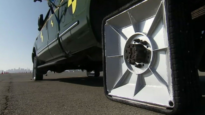 EXPERIMENT NEBUN! Cum merge o maşină cu roţi pătrate (VIDEO)