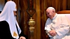 S-A SCRIS ISTORIE: Întâlnire aşteptată de aproape 1000 de ani! Patriarhul și Papa şi-au dat mâna