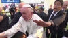 Şi Papa este om! Suveranul Pontif a răbufnit asupra mulţimii care l-a asaltat (VIDEO)