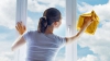Cu ce poţi spăla geamurile dacă nu ai detergent special? Trucul ieftin pe care puţini îl ştiu