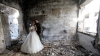 "Viaţa e mai puternică decât războiul". Un cuplu şi-a făcut pozele de nuntă în localitatea fantomă Homs