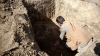 Un bărbat din Teleneşti, acoperit de un morman de nisip după ce a intrat într-o carieră. Salvatorii au intervenit de urgenţă