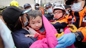 (VIDEO) S-A ZGUDUIT PĂMÂNTUL! Cutremur în Taiwan: Cinci oameni au murit, iar sute de răniţi se zbat între viaţă şi moarte