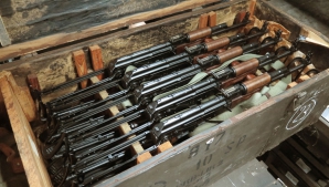 Dovada prieteniei puternice! Rusia a oferit cadou mii de arme AK-47 guvernului afgan