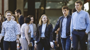 Vrei să îți faci studiile peste hotare? Unde poți afla mai multe informații despre universitățile străine