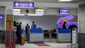 Pasageri, întâmpinaţi cu aplauze. Rudele, îngrijorate din cauza reţinerii avionului din Paris