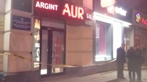 Atac tâlhăresc la un magazin de bijuterii! Hoții au furat aur de PESTE O SUTĂ DE MII de lei