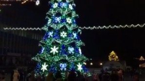 "Primarul, ocupat de treburile personale". Pomul de Crăciun din Bălţi, demontat în data de 1 februarie