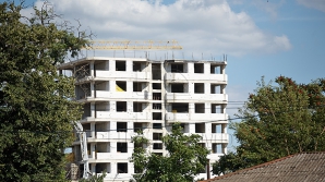 Tot mai puţini moldoveni se împrumută de la bănci pentru a-şi cumpăra case. Care e cauza 