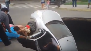 CLIPE DE GROAZĂ pentru membrii unei familii. Maşina în care se aflau a căzut într-un crater (VIDEO)