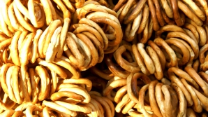 Un magazin, invadat de clienţi. Covrigii care îţi fac ziua mai frumoasă, fără să-i guşti (VIDEO)