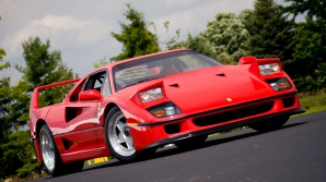 VIRAL! O tânără focoasă a urcat pe tocuri înalte la volanul unui Ferrari F40. Vezi cum s-a descurcat