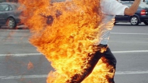 Poliţia, în alertă! Un bărbat și-a dat foc în fața Palatului Kensington al prințului William