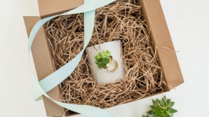 Adevărate bijuterii naturale! O americană a creat accesorii cu plante vii (FOTO)