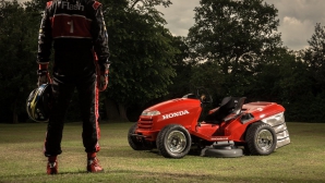 RECORD! Cel mai rapid tractoraș de tuns iarba a atins 215 km/h. Cum arată mașinăria