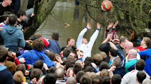 Îmbrânceli şi bătăi pentru o minge. Ediţia din acest an a celui mai vechi joc din lume   