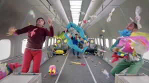 MILIOANE de vizualizări în câteva ore. O trupă din SUA a filmat un videoclip în condiții de GRAVITAȚIE ZERO