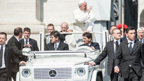 Surpriză din partea Papei Francisc. Doi copii au făcut o plimbare de neuitat cu papamobilul 