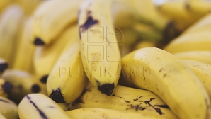 Nevoiţi să-şi părăsească casa, după ce au cumpărat banane de la supermarket. MOTIVUL E ULUITOR