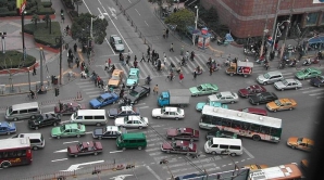 NO COMMENT! Imaginile incredibile surprinse în traficul din Shanghai (VIDEO)