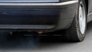 INADMISIBIL! Cum a fost surprinsă în trafic o şoferiţă din Capitală (VIDEO)