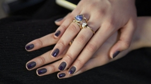 Unghiile lungi şi colorate sunt deja istorie. Care este moda în această primăvară