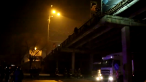 Ziua gesturilor teribiliste! Încă un bărbat a amenințat că se aruncă de pe podul de lângă Circ