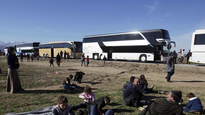 Poliția elenă a început să evacueze imigranții de la granița cu Macedonia (FOTO)